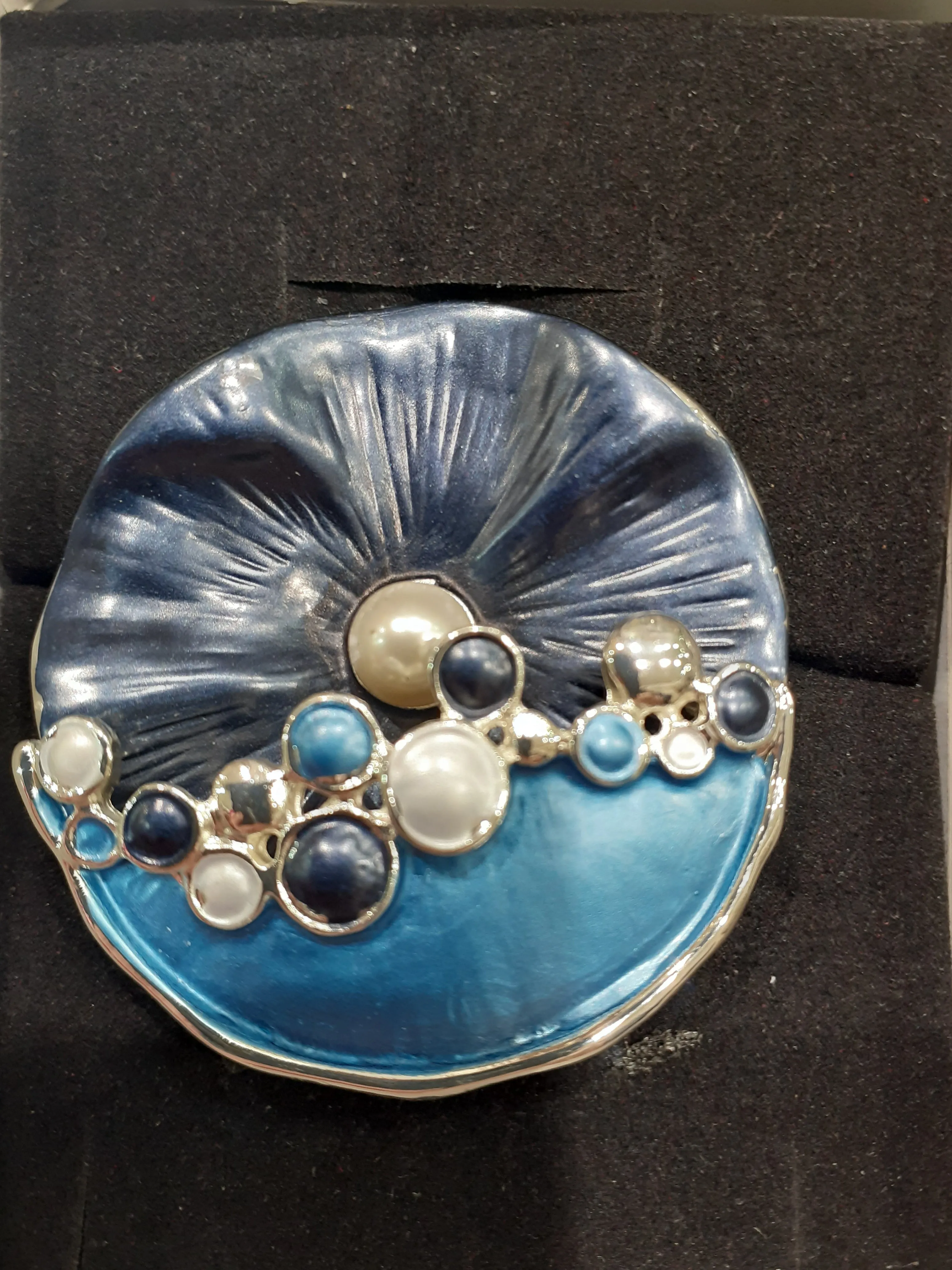 Modern pearl magnetic brooches