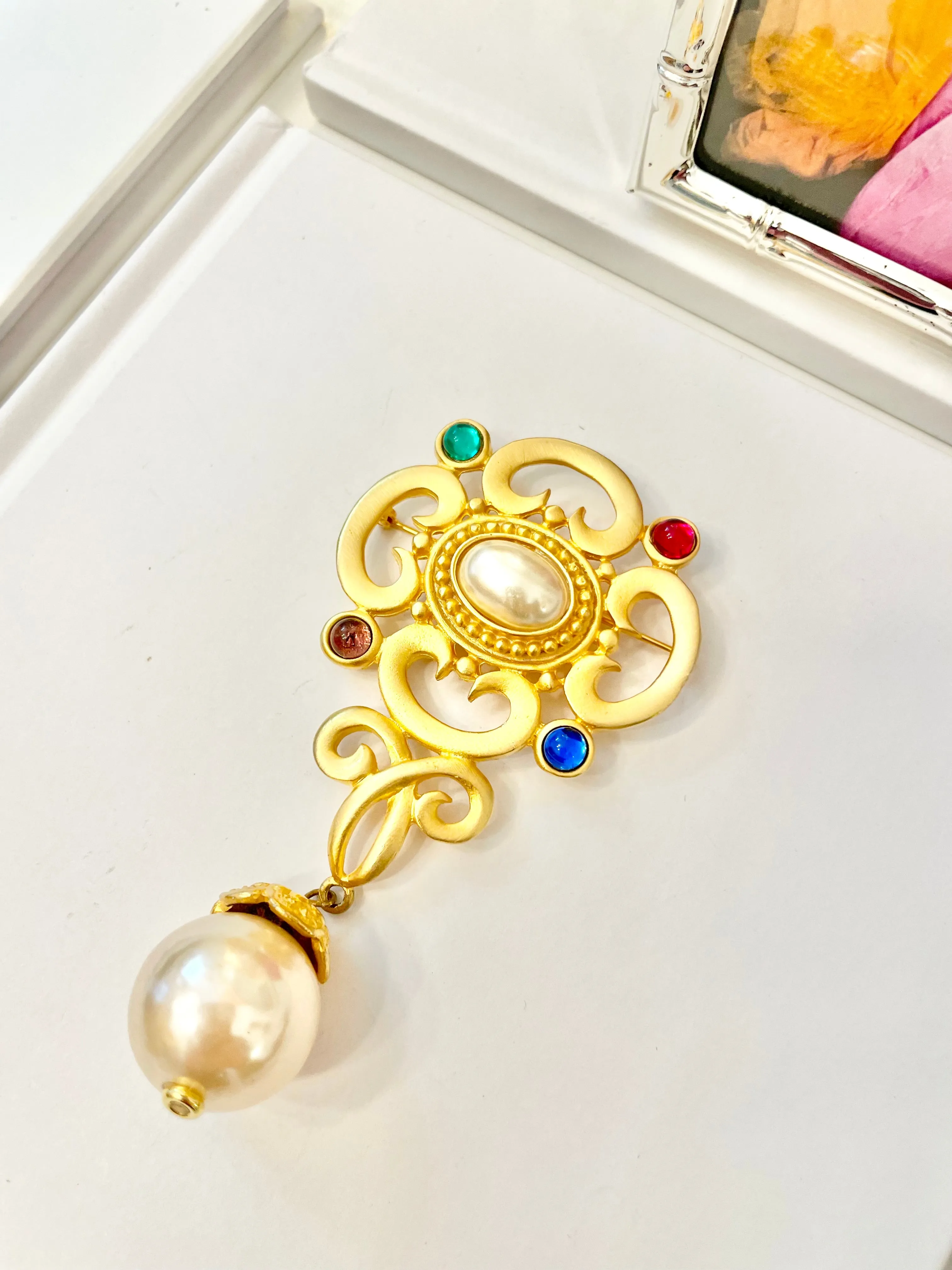 The most lovely 1980's pearl brooch... so glamorous!